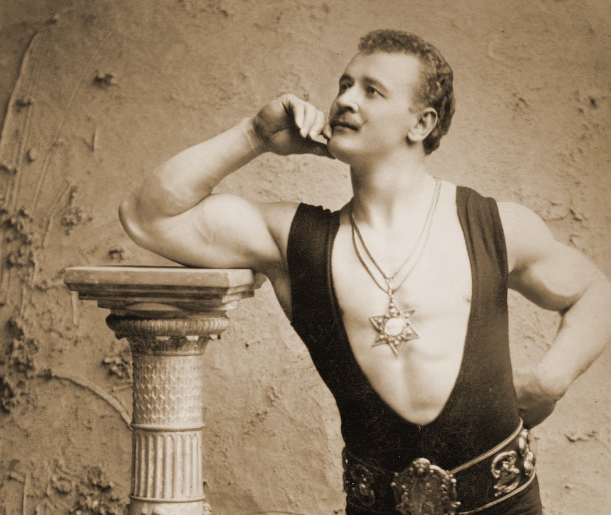Eugen Sandow, v klasické starověké řecko-římské póze, kolem roku 1894 od Benjamin J. Falk