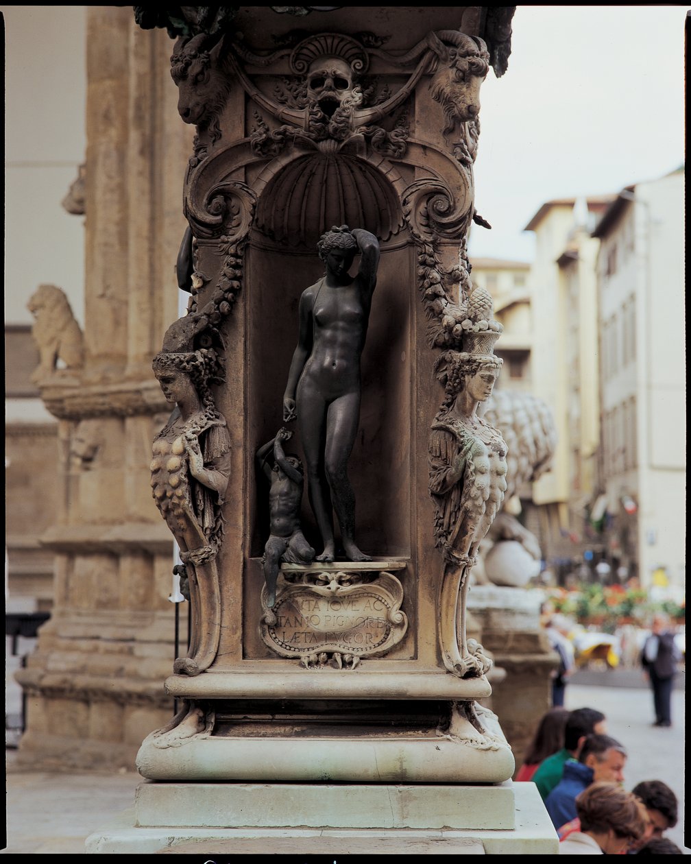 Detail Danae a Persea jako chlapce, ze základny sochy Persea s hlavou Medúzy, 1545-55 bronz od Benvenuto Cellini