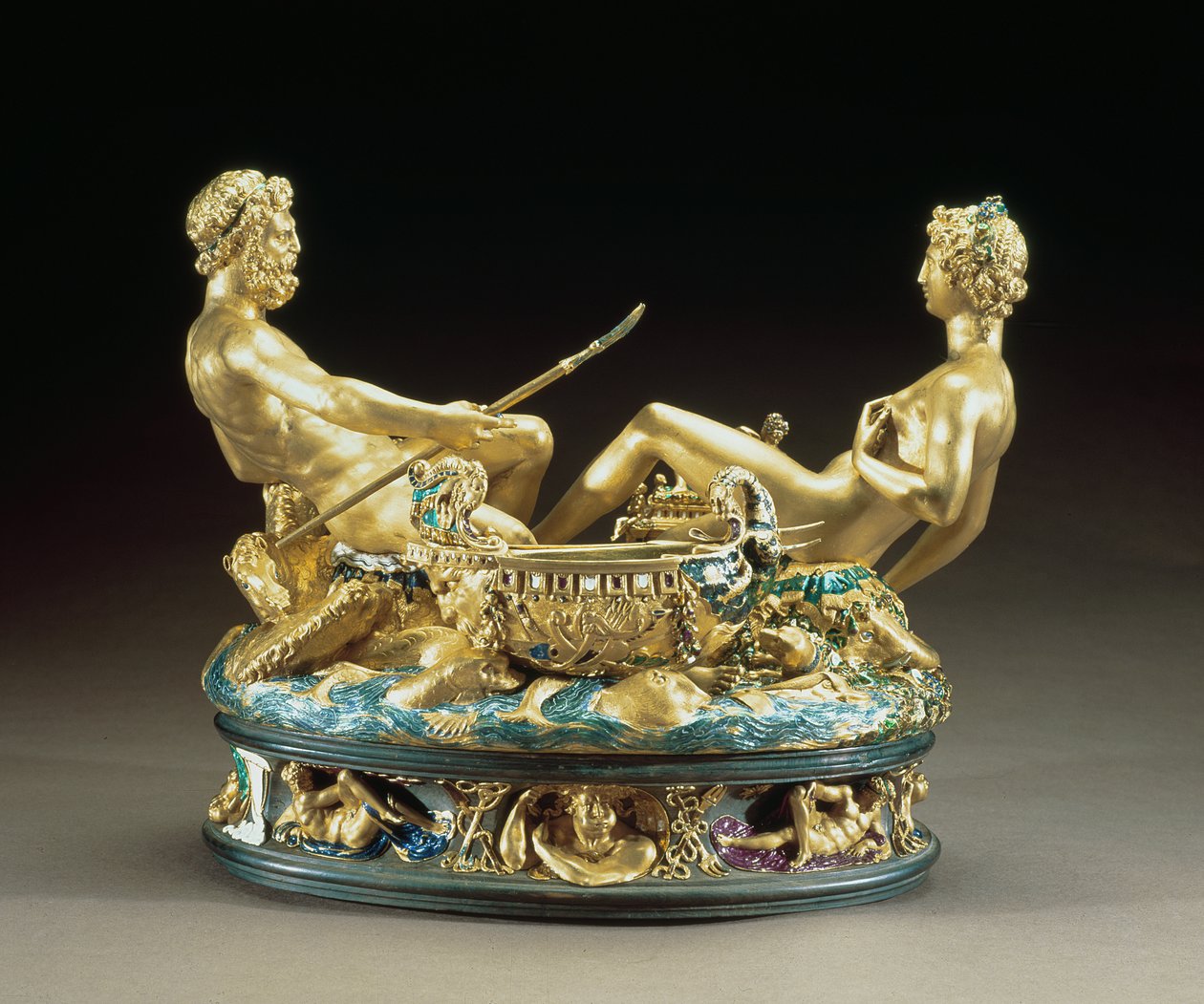 Solnice nebo Saliera francouzského krále Františka I., zobrazující zemi a moře spojené ženskou bohyní země a mužským bohem moře, 1540-43 (zlato a smalt). od Benvenuto Cellini