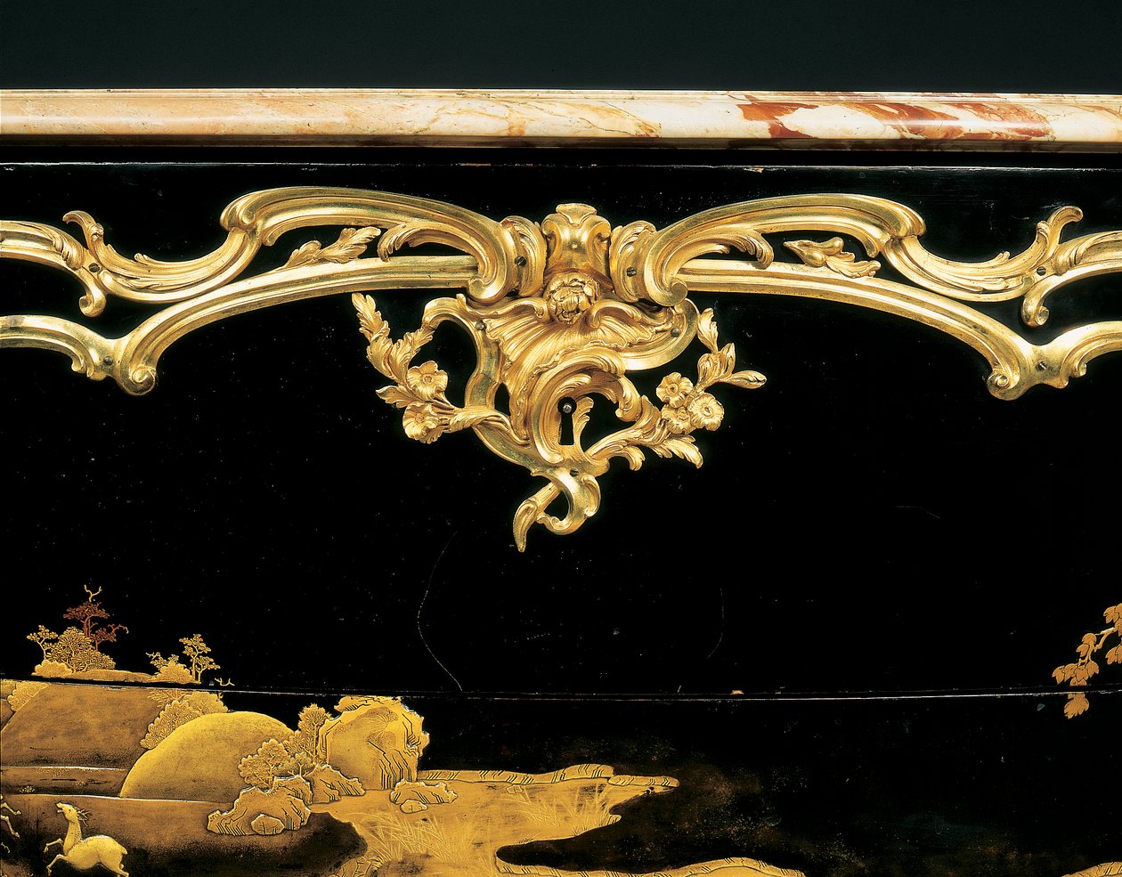 Commode (japonský lak namontovaný na ormolu) od Bernard van Risenburgh II