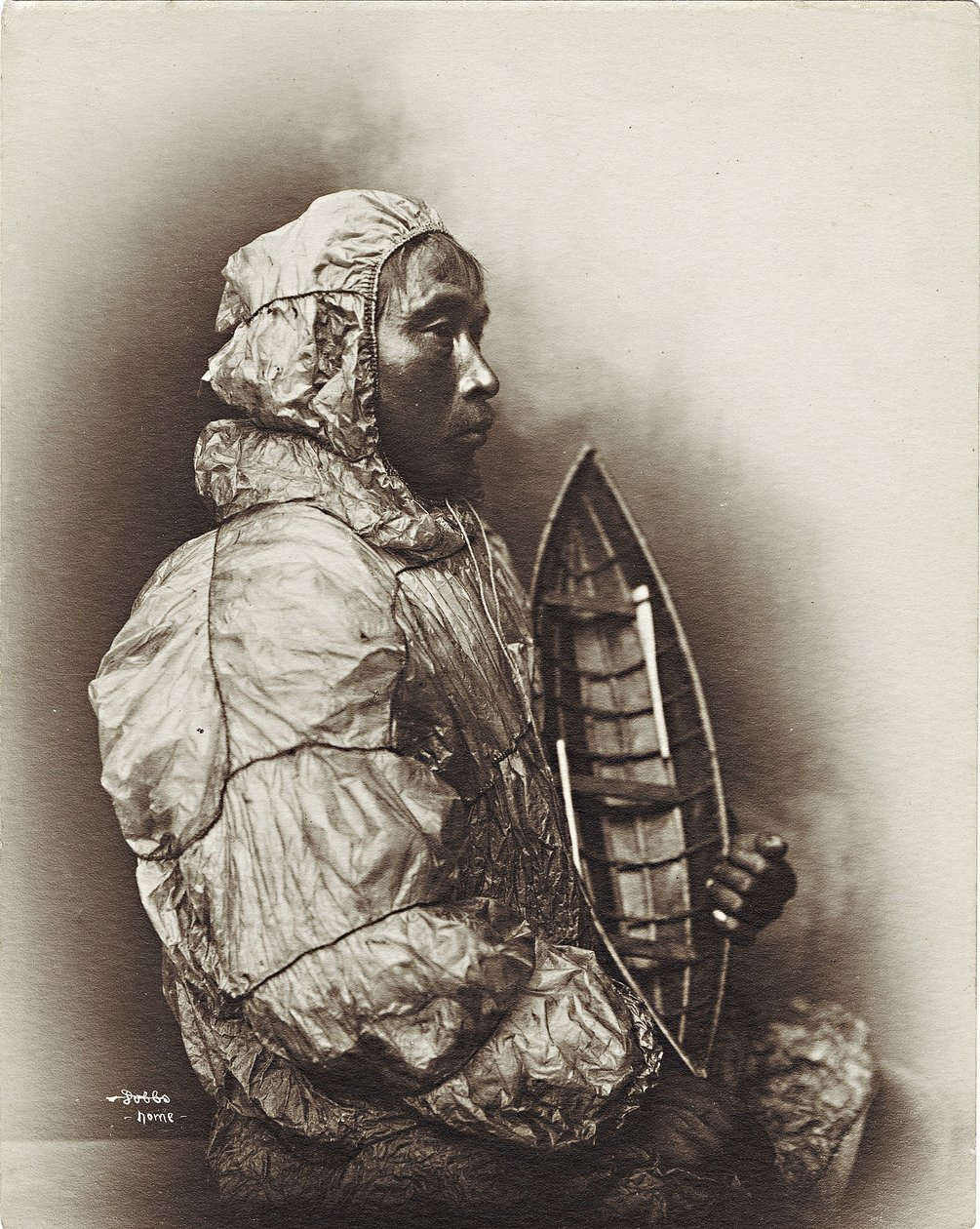 Muž s modelem umiak, Aljaška, kolem roku 1906 od Beverly Bennett Dobbs