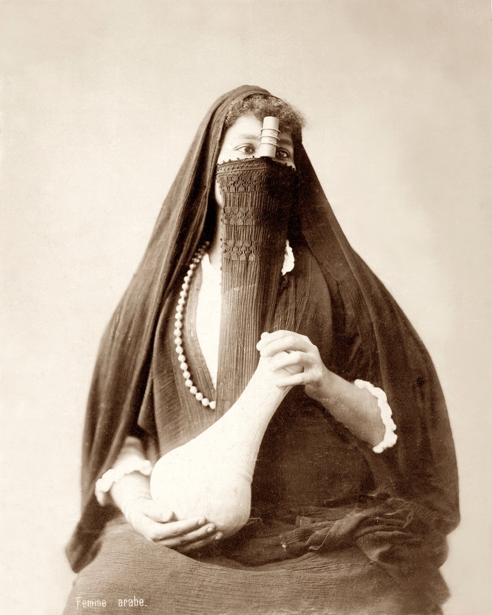 Dívka s čelenkou a hrncem, c.1867-98 od Bonfils Studio