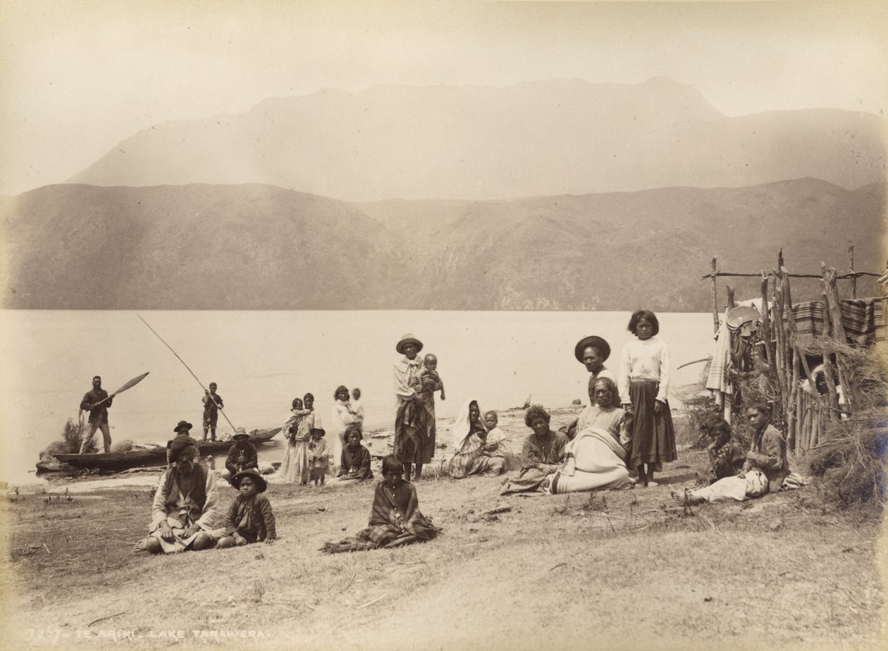 Te Ariki - Jezero Tarawera, kolem roku 1885 (tisk alba) od Burton Brothers Studio