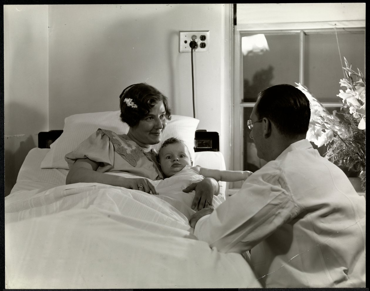 Matka a dítě na nemocničním lůžku, New York, kolem roku 1937 (stříbrný želatinový tisk) od Byron Company