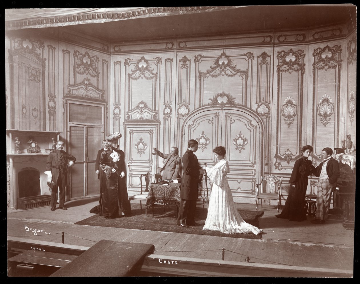 Scéna z amatérské inscenace hry s názvem Caste, New York (stříbrný želatinový tisk) od Byron Company