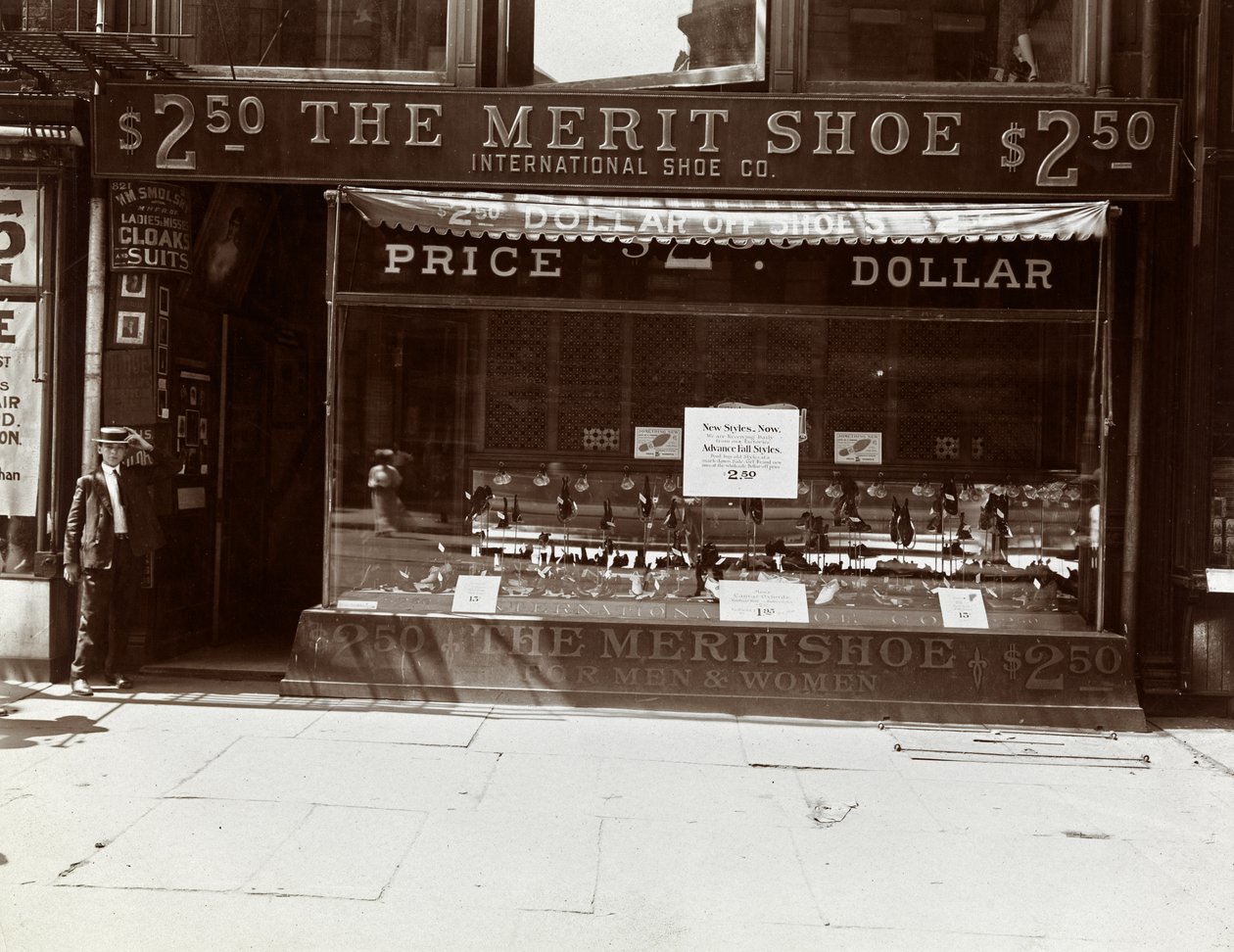 Výloha International Shoe Co., New York, 1905 (stříbrný želatinový potisk) od Byron Company