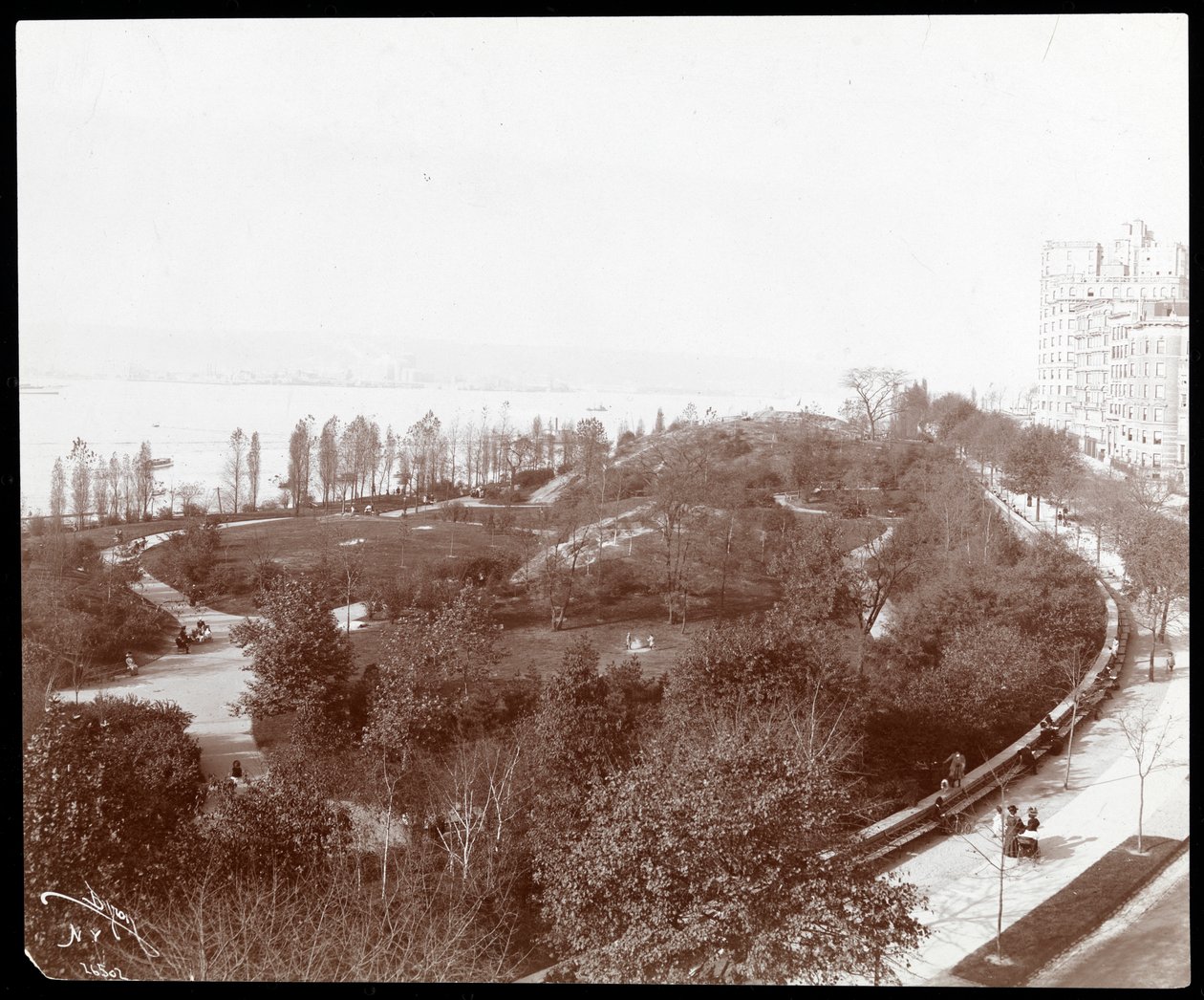 Letecký pohled na Riverside Park, při pohledu na severovýchod, New York, kolem roku 1893 (potisk stříbrné želatiny) od Byron Company