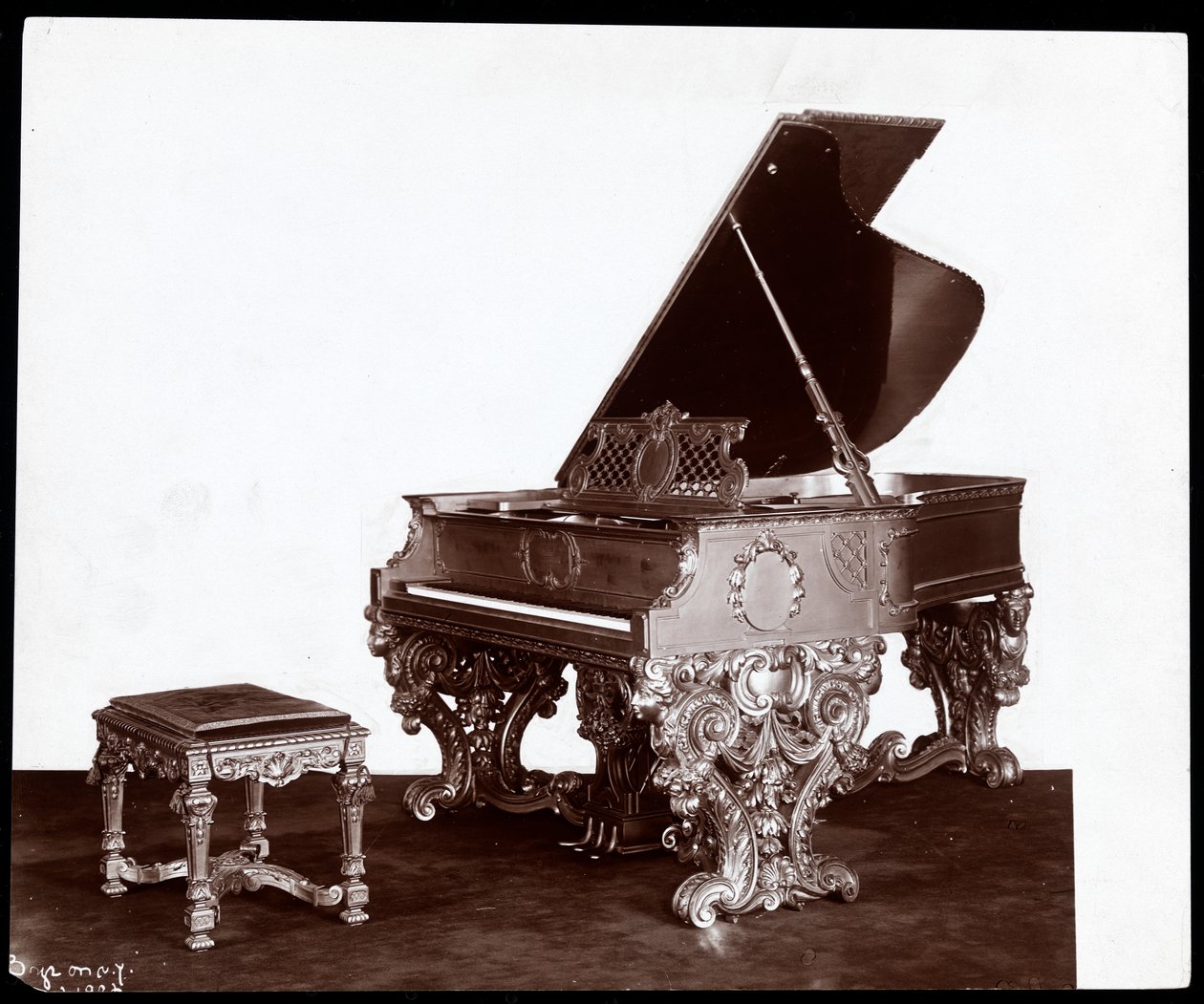 Zdobený klavír a lavice od Webber Piano Co., New York, 1906 (stříbrný želatinový tisk) od Byron Company