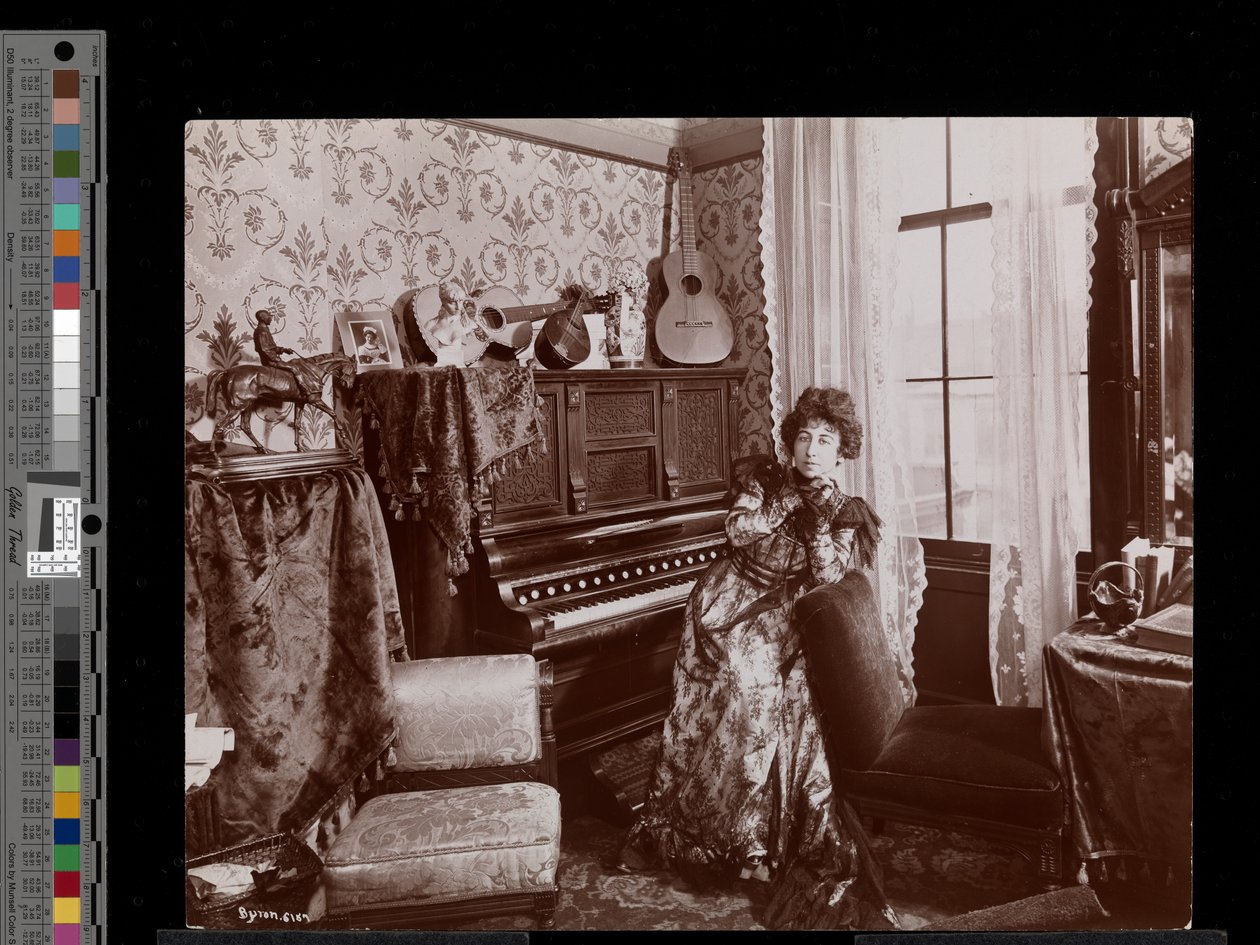 Anita Chartres sedící u klavíru, kolem roku 1898 (stříbrný želatinový tisk) od Byron Company
