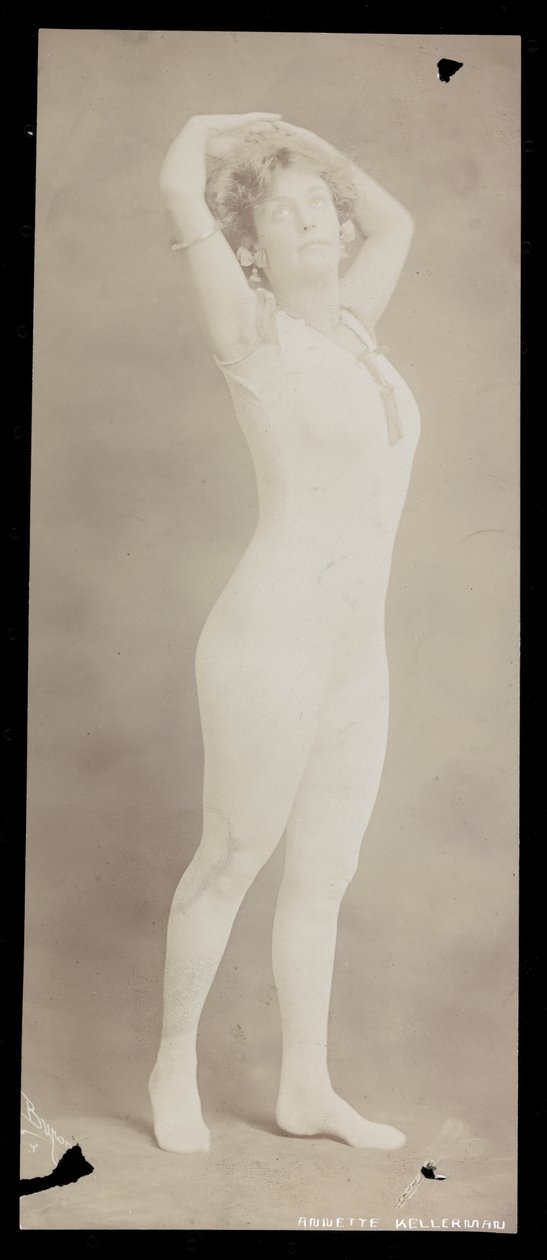 Annette Kellerman., cca 1900 (stříbrný želatinový tisk) od Byron Company