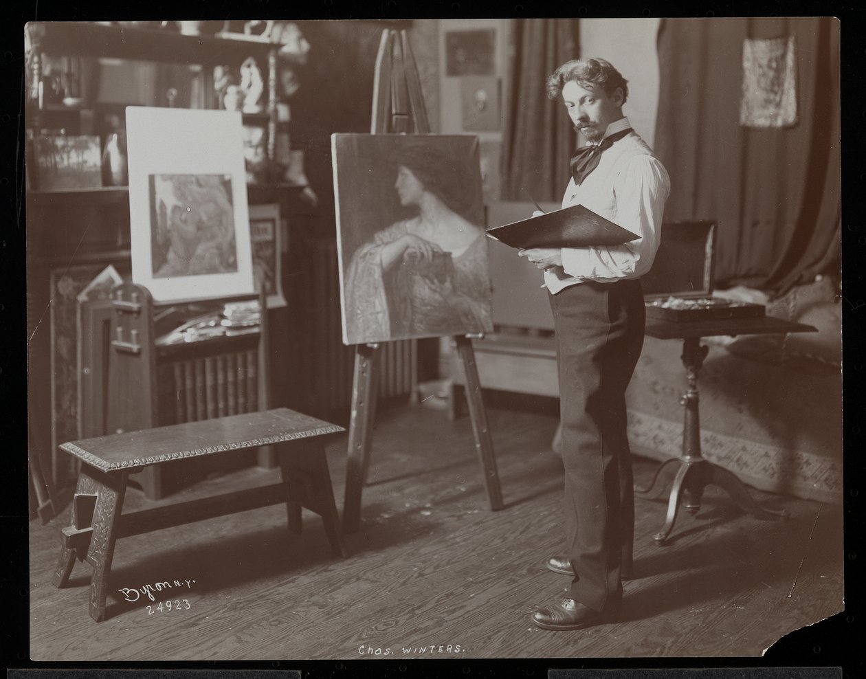 Charles Winter malba ve svém ateliéru, New York, 1907 (stříbrný želatinový tisk) od Byron Company