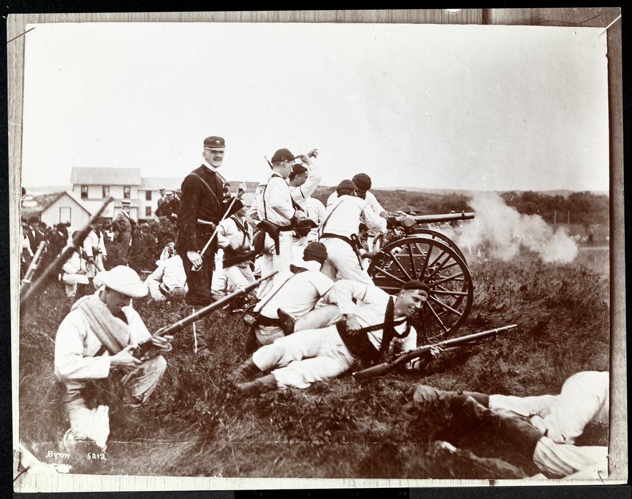 Kopie fotografie dřívější fotografie vojáků z newyorských námořních rezerv zapojených do falešné bitvy se zbraněmi a děly, Fishers Island, New York, 1917 (tisk ze stříbrné želatiny) od Byron Company