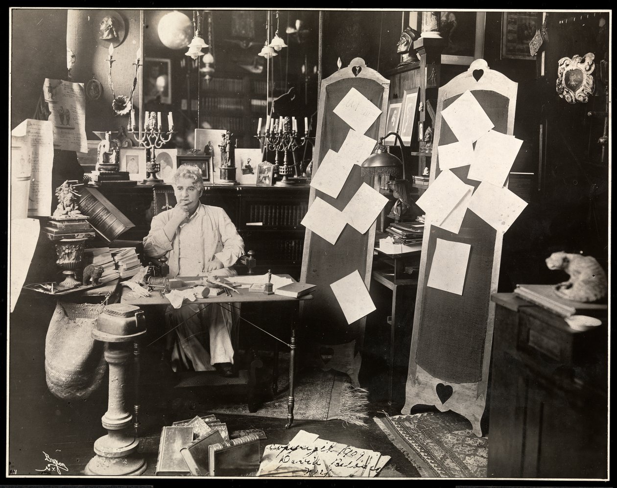 David Belasco ve své studii v New Yorku, po roce 1909 (stříbrný želatinový tisk) od Byron Company