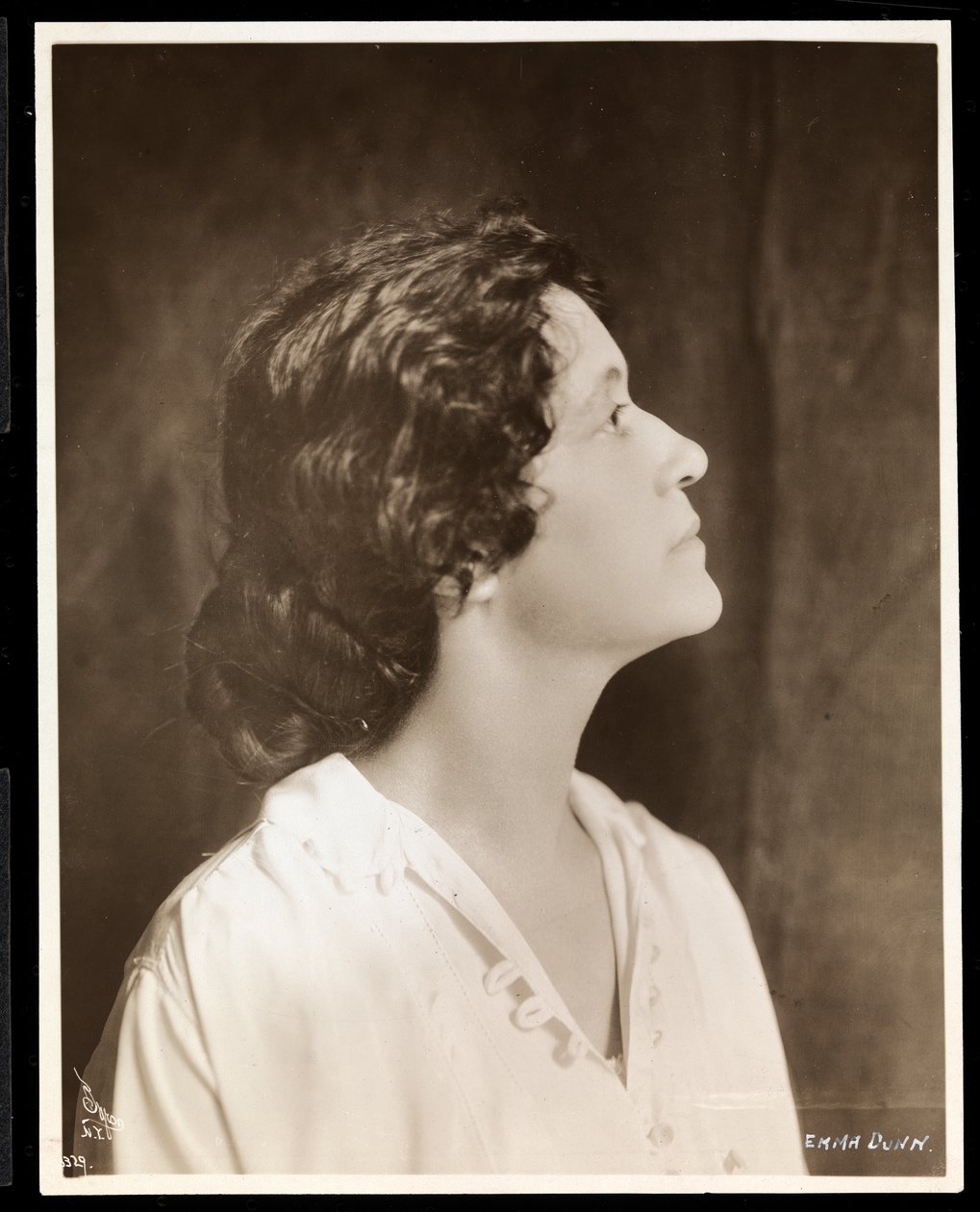 Emma Dunn, kolem roku 1915 (stříbrný želatinový tisk) od Byron Company