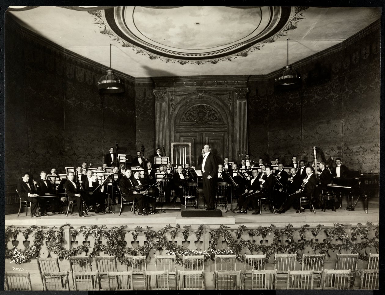 Celý orchestr na jevišti, New York, 1911 (stříbrný želatinový tisk) od Byron Company