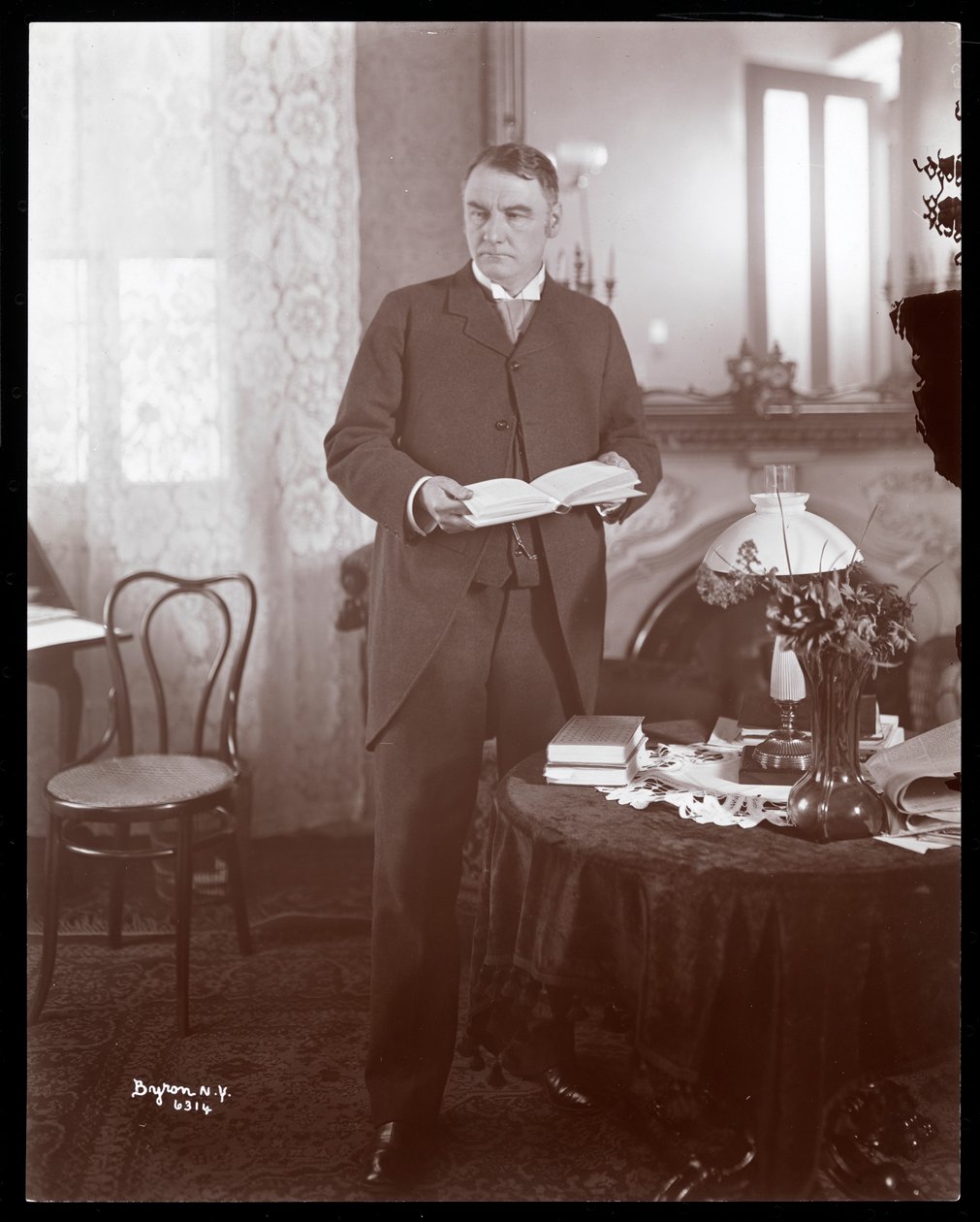 Ian Maclaren, 1899 (stříbrný želatinový tisk) od Byron Company