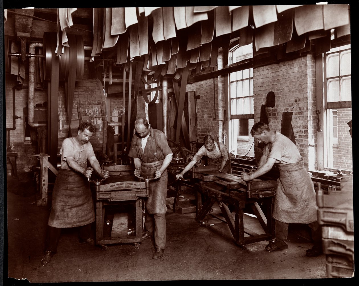 Vnitřní pohled na muže pracující na kůži v New York Leather Belting Co., New York, 1905-06 (stříbrný želatinový tisk) od Byron Company