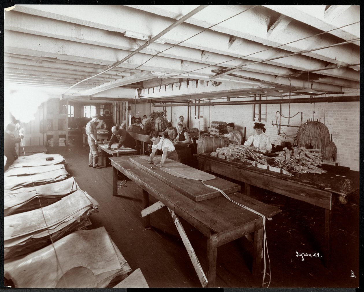 Vnitřní pohled na New York Leather Belting Co., New York, 1906 (stříbrný želatinový tisk) od Byron Company