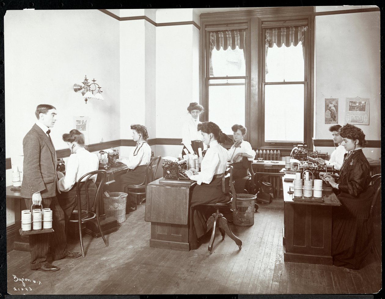 Vnitřní pohled na ženy u diktafonů v New York Edison Co., 55 Duane Street, New York, 1910 (stříbrný želatinový tisk) od Byron Company