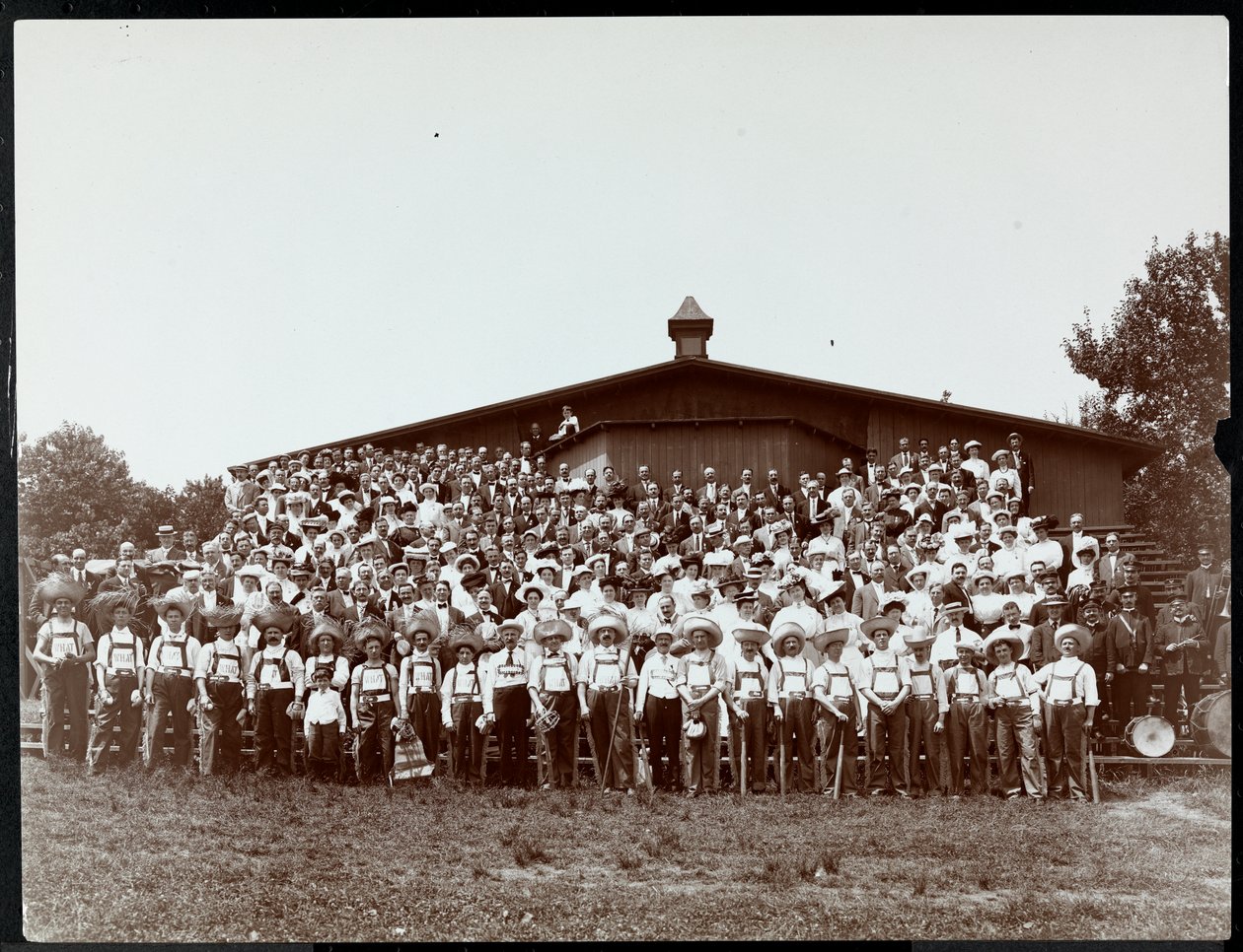 Velká skupina mužů a žen stojících na tribunách, 1894 (stříbrný želatinový tisk) od Byron Company