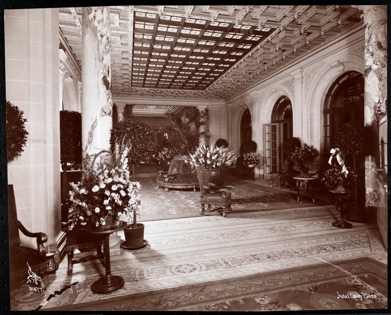 Vstupní hala hotelu Copley Plaza, Boston, 1912 nebo 1913 (stříbrný želatinový tisk) od Byron Company
