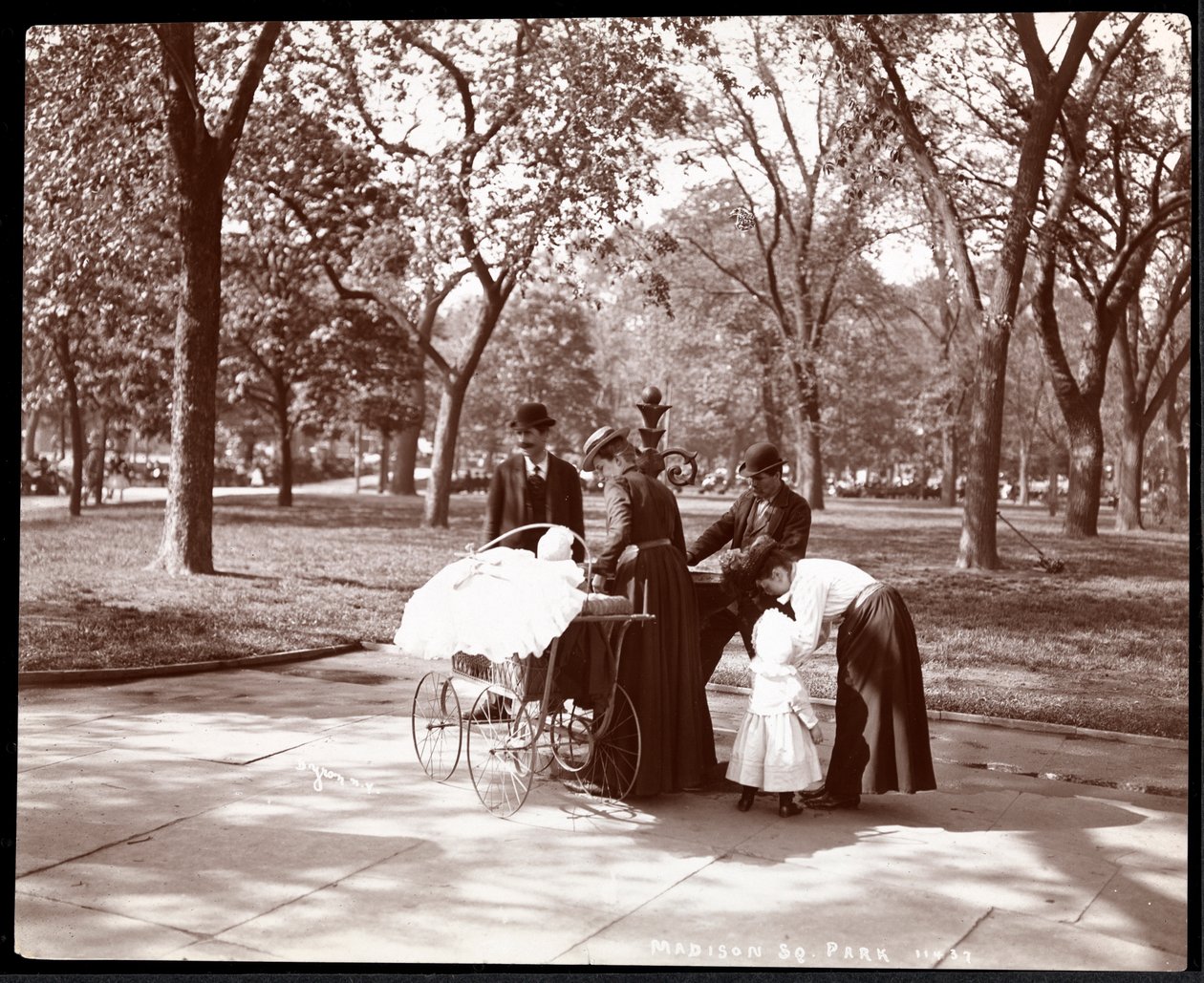 Muži a ženy s dětmi u pítka v Madison Square Park, New York, 1898 (stříbrný želatinový tisk) od Byron Company