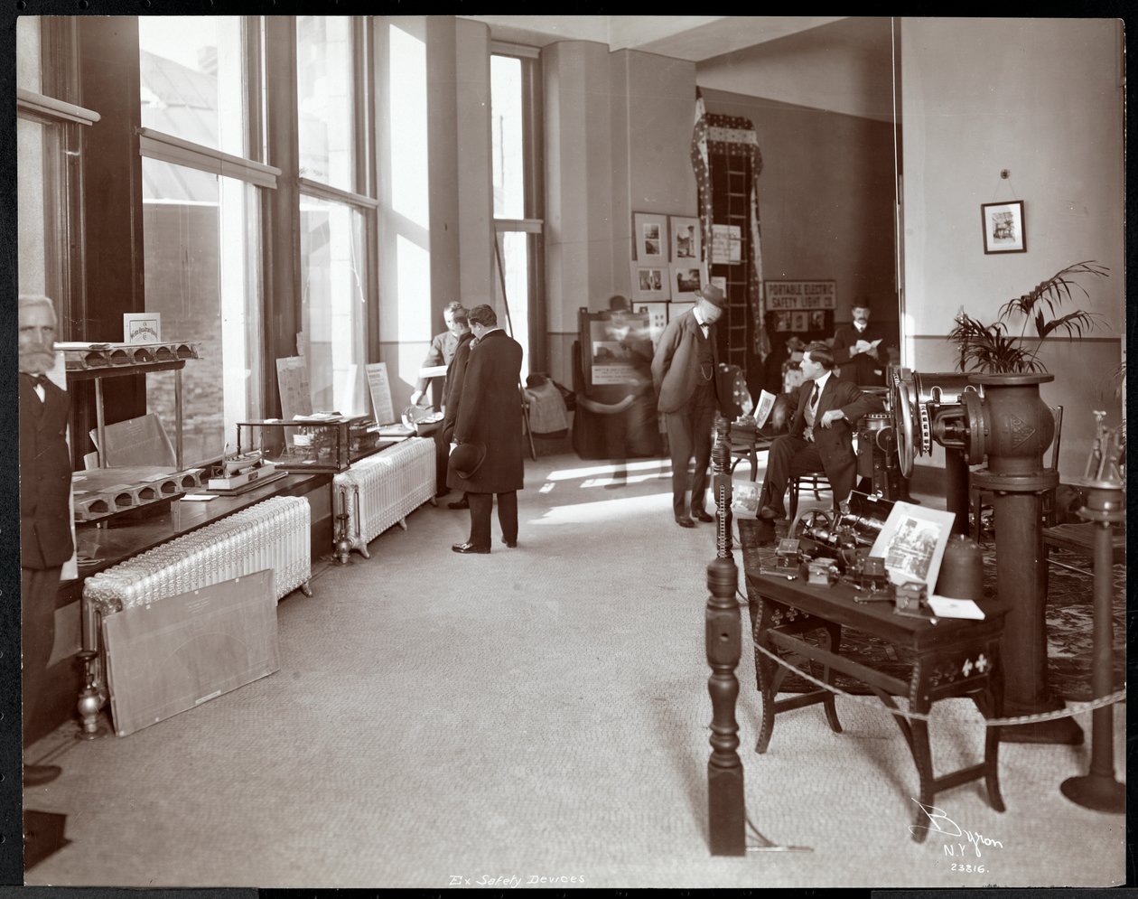 Muži na výstavě bezpečnostních zařízení v Americkém institutu sociálních služeb, New York, 1906-07 (stříbrný želatinový tisk) od Byron Company