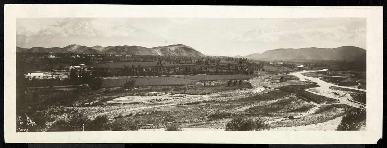 Panoramatický pohled na venkovskou scénu, pravděpodobně na Panamský průplav nebo v jeho blízkosti se zasněženými horami za ním, 1913 (stříbrný želatinový tisk) od Byron Company