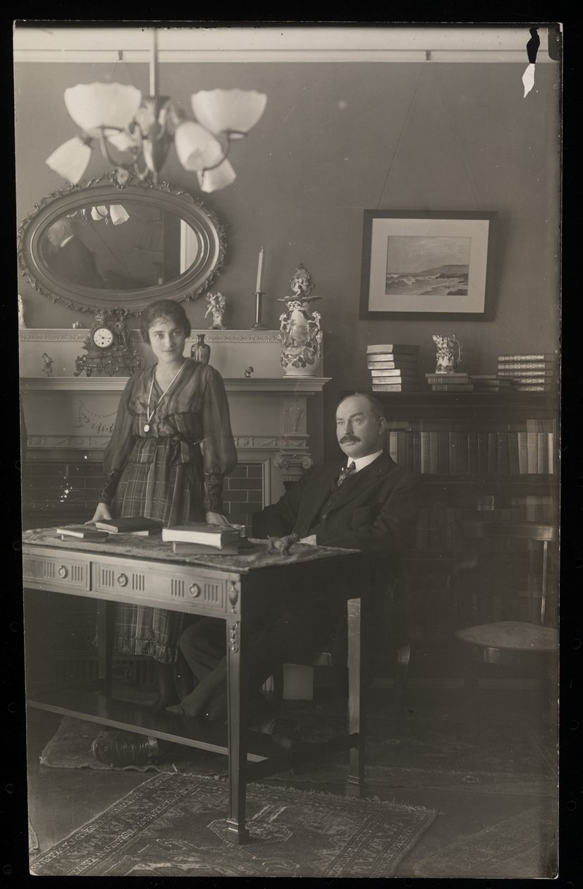Portrét zubaře Dr. Gibsona a ženy v jeho rezidenci, asi 1905 (stříbrný želatinový tisk) od Byron Company
