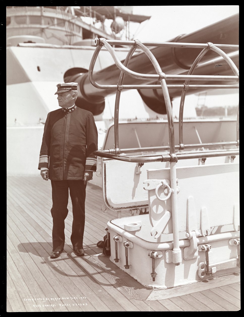 Kontradmirál Robley Dunglison Evans na palubě U.S.S. Maine, 1906 (stříbrný želatinový tisk) od Byron Company