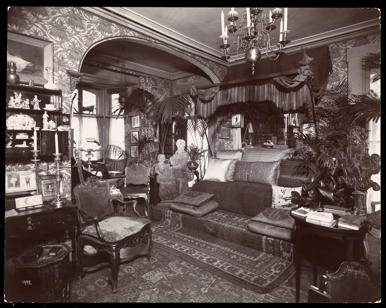Obývací pokoj v rezidenci Elsie de Wolfe na 122 East 17th Street, New York, 1895 nebo 1896 (stříbrný želatinový tisk) od Byron Company