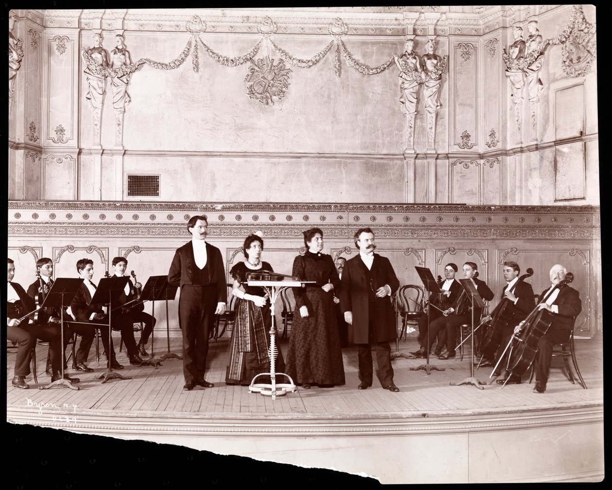 Smyčcová sekce za zpěváky a zpěvačkami, 1905 (stříbrný želatinový tisk) od Byron Company