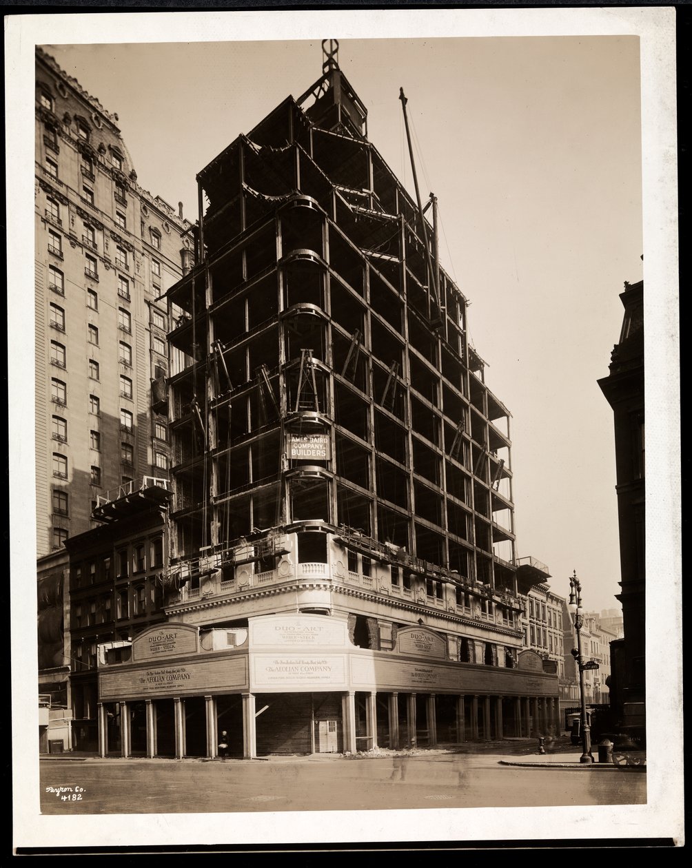 Budova Aeolian Company ve výstavbě na 5th Avenue a 54th Street, New York, 1926 (stříbrný želatinový tisk) od Byron Company