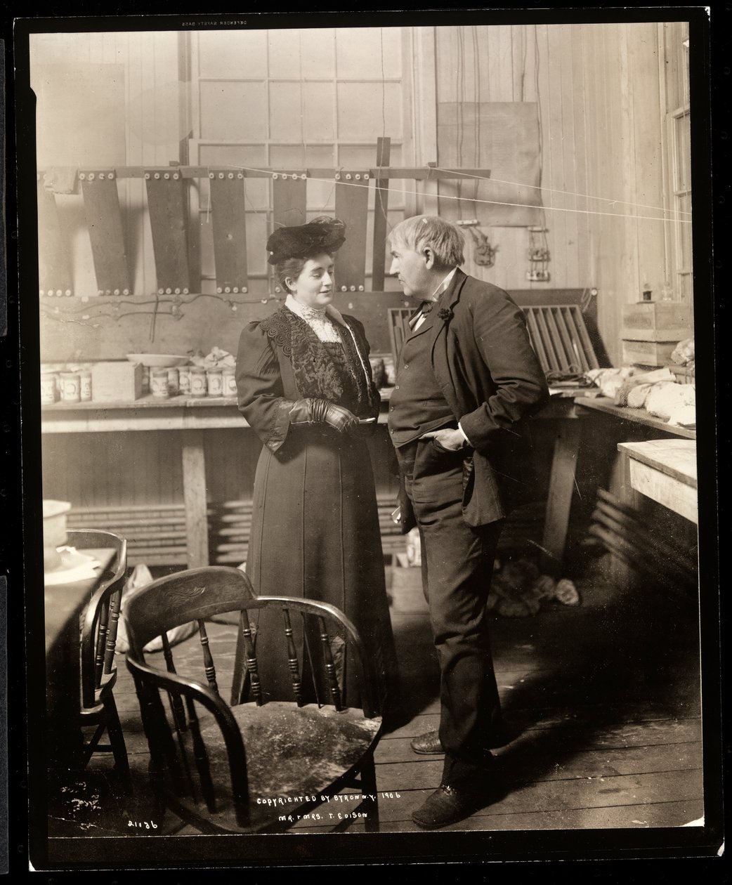 Thomas Edison a jeho druhá manželka ve své laboratoři, 1906 (stříbrný želatinový tisk) od Byron Company