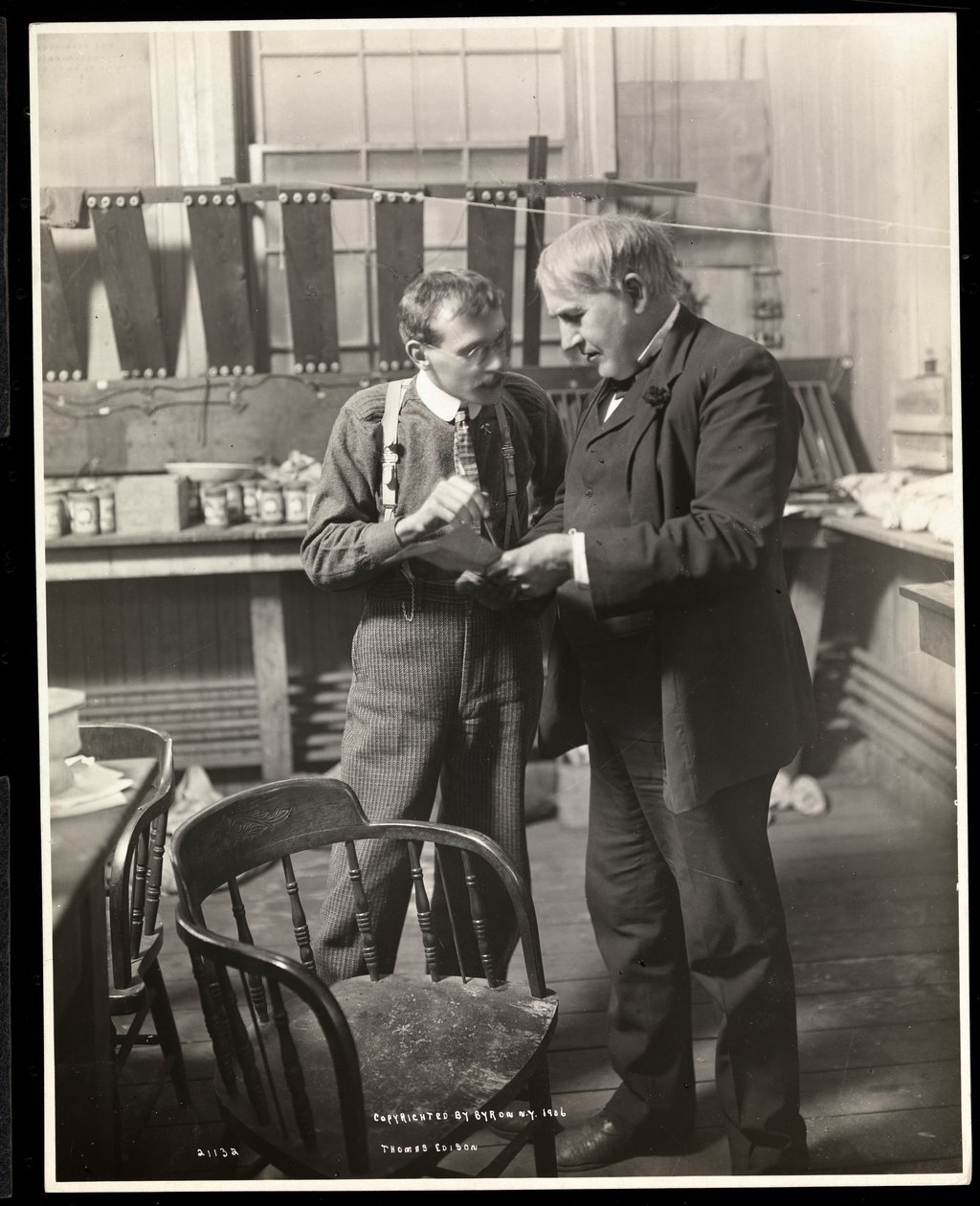 Thomas Edison ve své laboratoři, 1906 (stříbrný želatinový tisk) od Byron Company