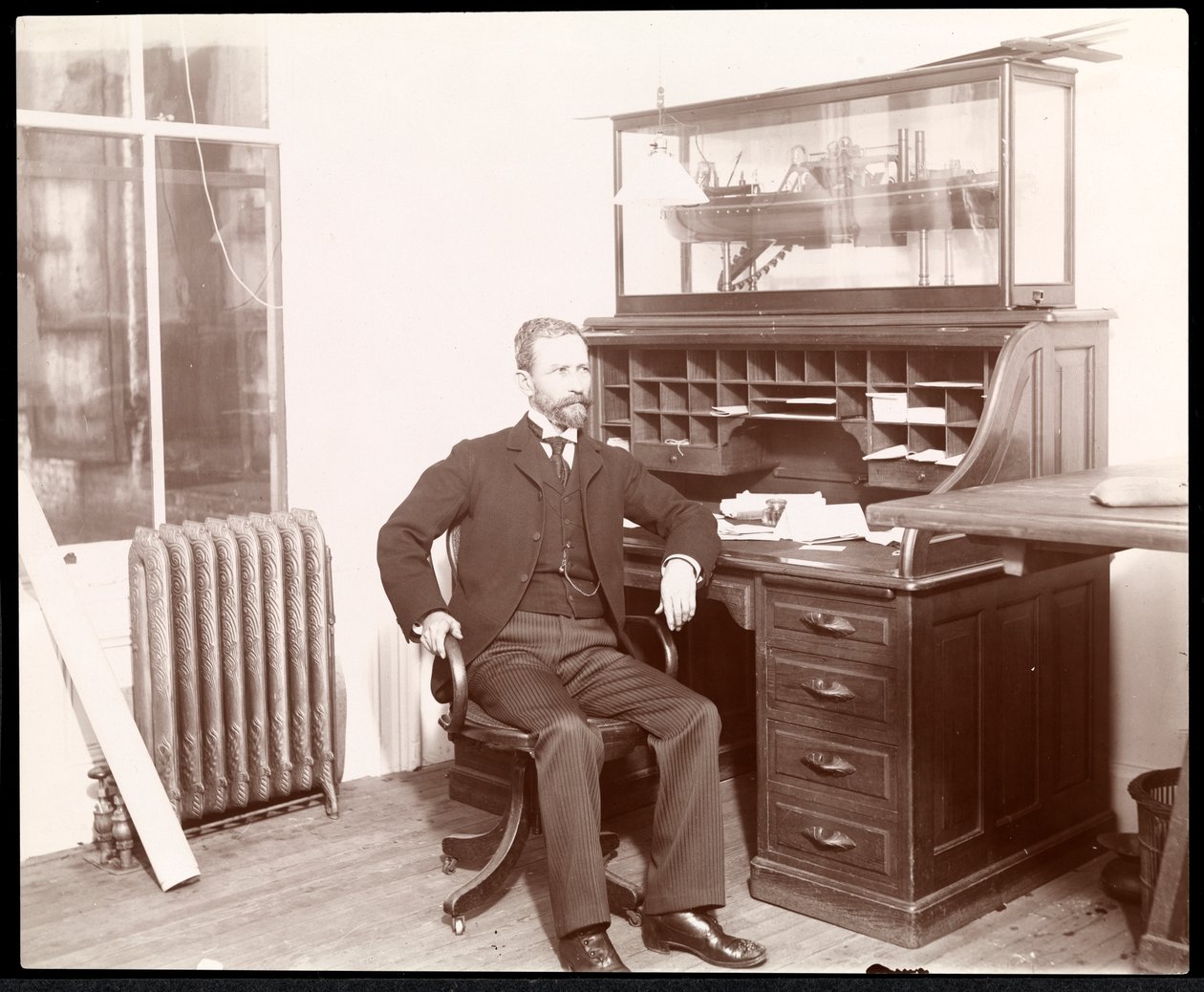 Pohled na muže u stolu, pravděpodobně součástí komise pro nikaragujský kanál, Nikaragua, 1902 (stříbrný želatinový tisk) od Byron Company