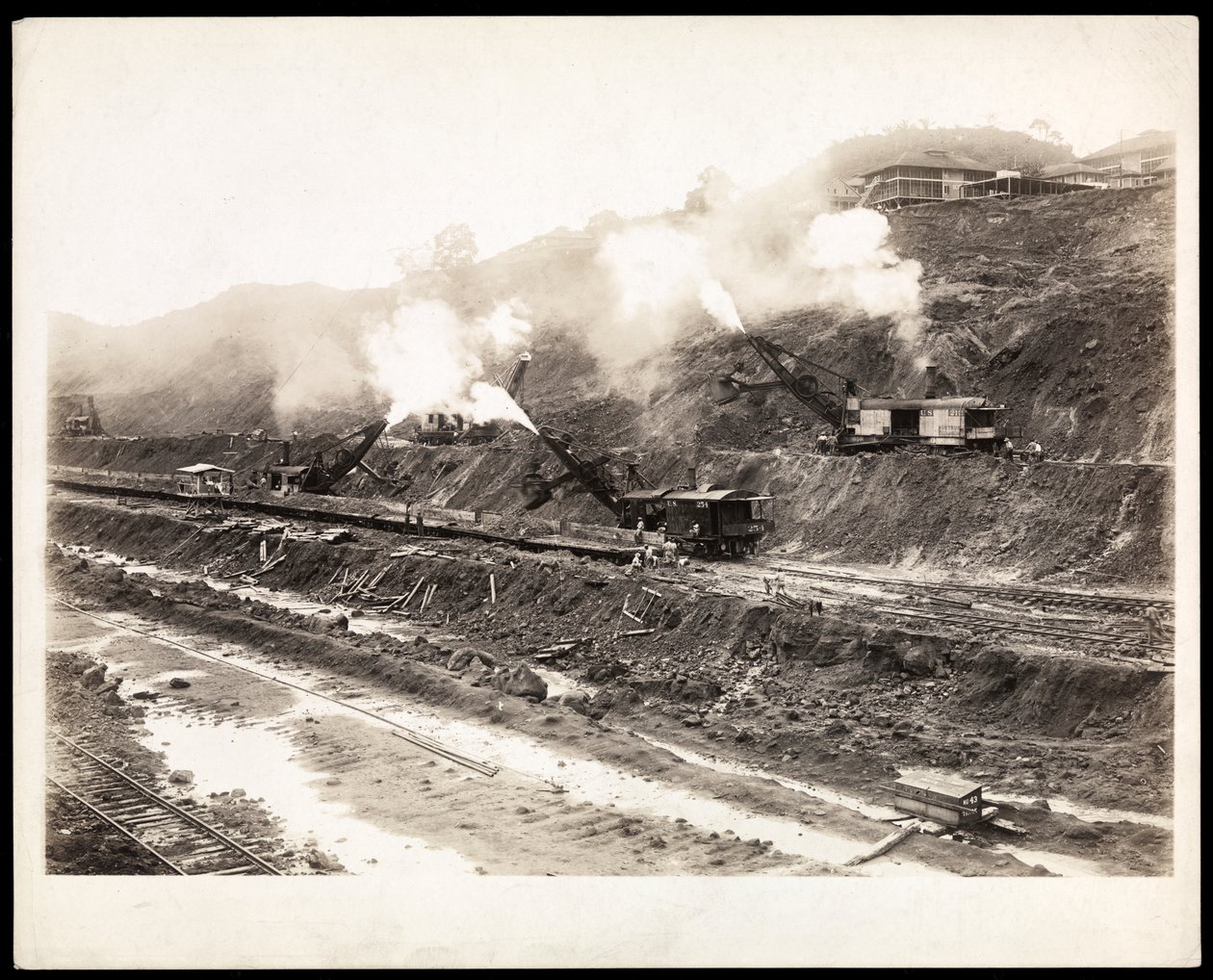 Pohled na velké kopací stroje pracující na stavbě Panamského průplavu, 1912 nebo 1913 (stříbrný želatinový tisk) od Byron Company