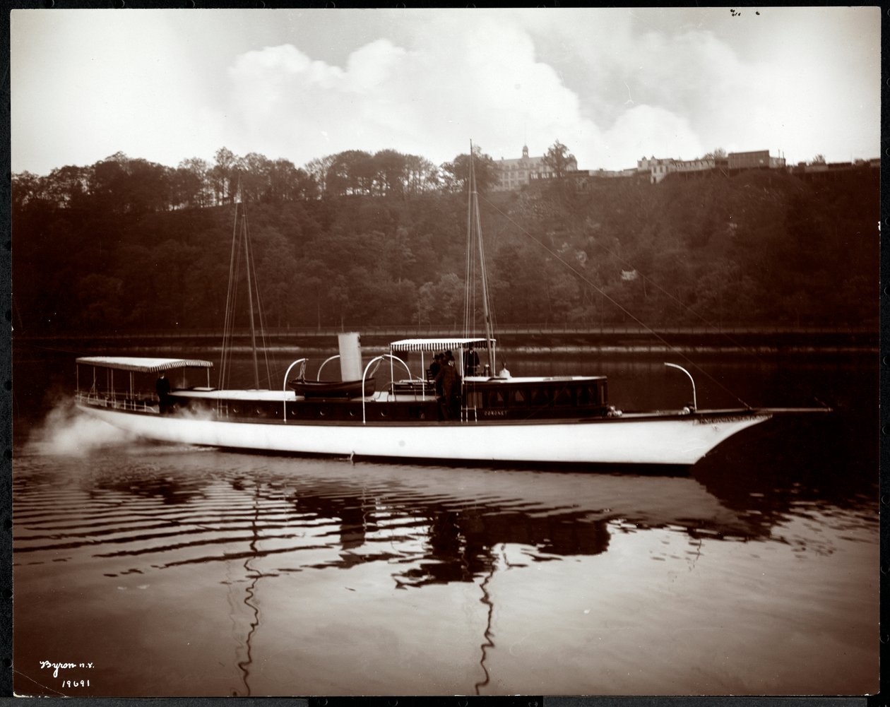 Pohled na jachtu Coronet of the New York Yacht, Launch und Engine Co. na řece Harlem, New York, 1905 (potisk stříbrné želatiny) od Byron Company