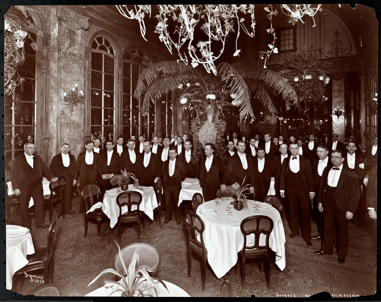 Číšníci v Palm Court v restauraci Sherry