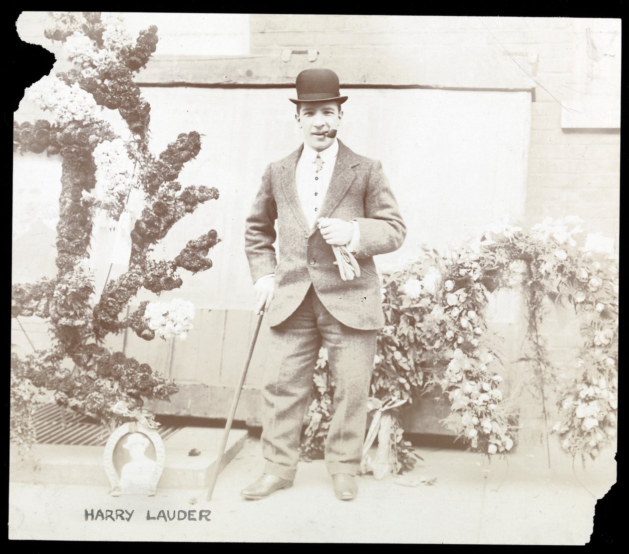 Harry Lauder, kolem roku 1905 (stříbrný želatinový tisk) od Byron Company