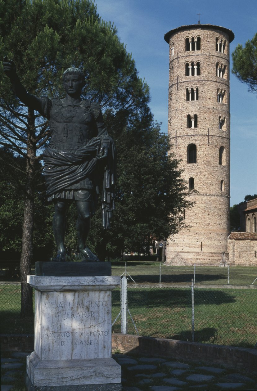 Pohled na zvonici od Byzantine School