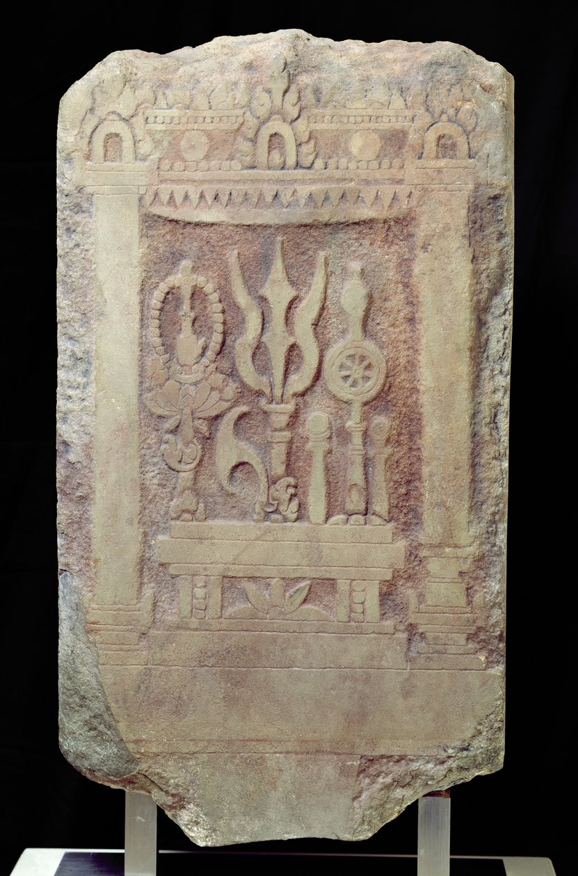 Brahmanská stéla s vyobrazením Trimurti, 2. - 7. století (pískovec) od Cambodian School