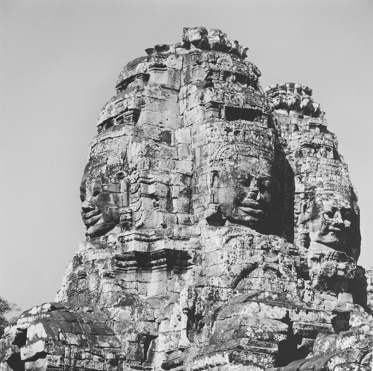 Pohled na jednu z věží, Temple of Bayon od Cambodian School