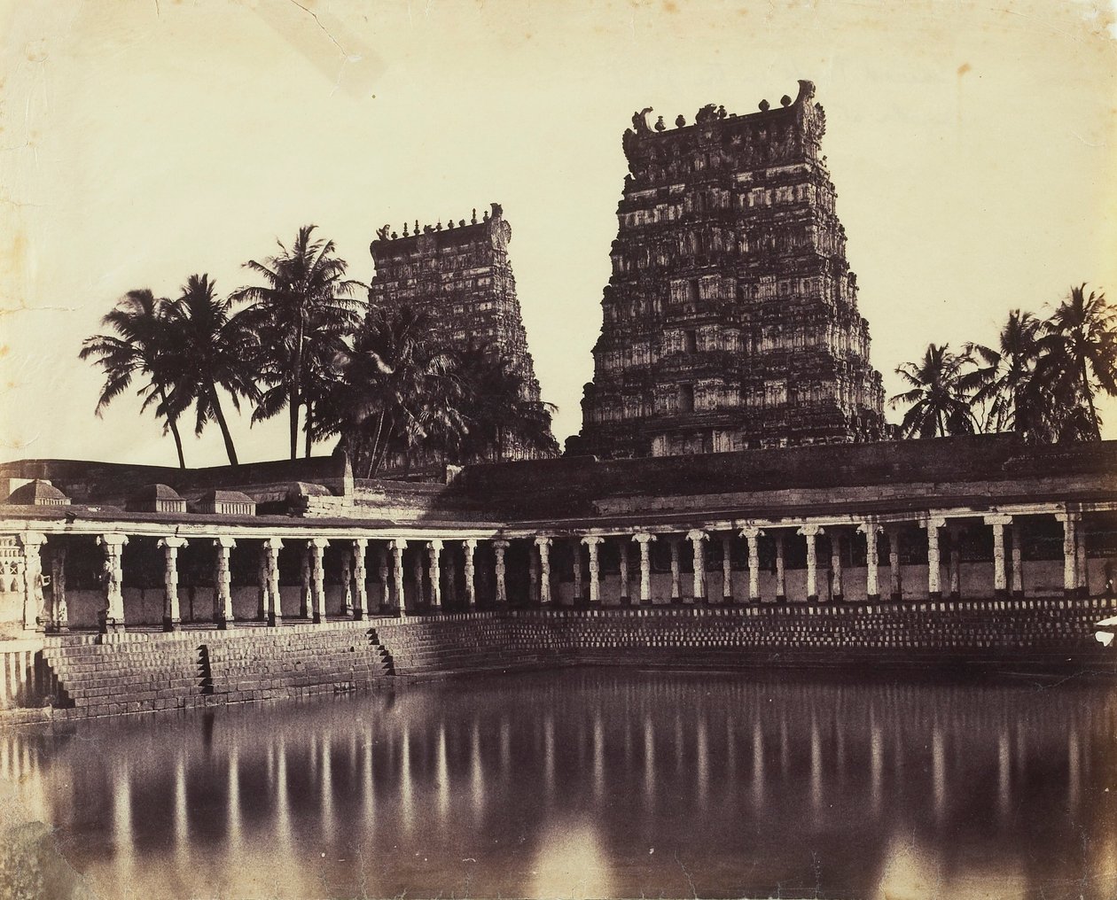 Madura. Velká pagoda, Mootoo Alaghur a East Gopurum z Tanku od Linnaeus Tripe