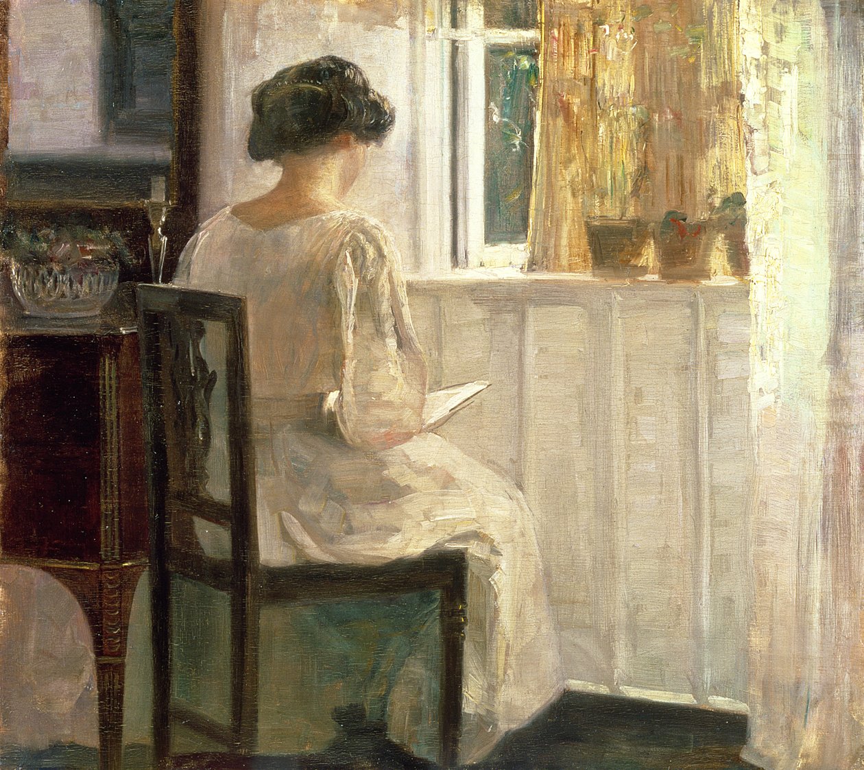 Dívka čte v prosluněné místnosti od Carl Holsoe