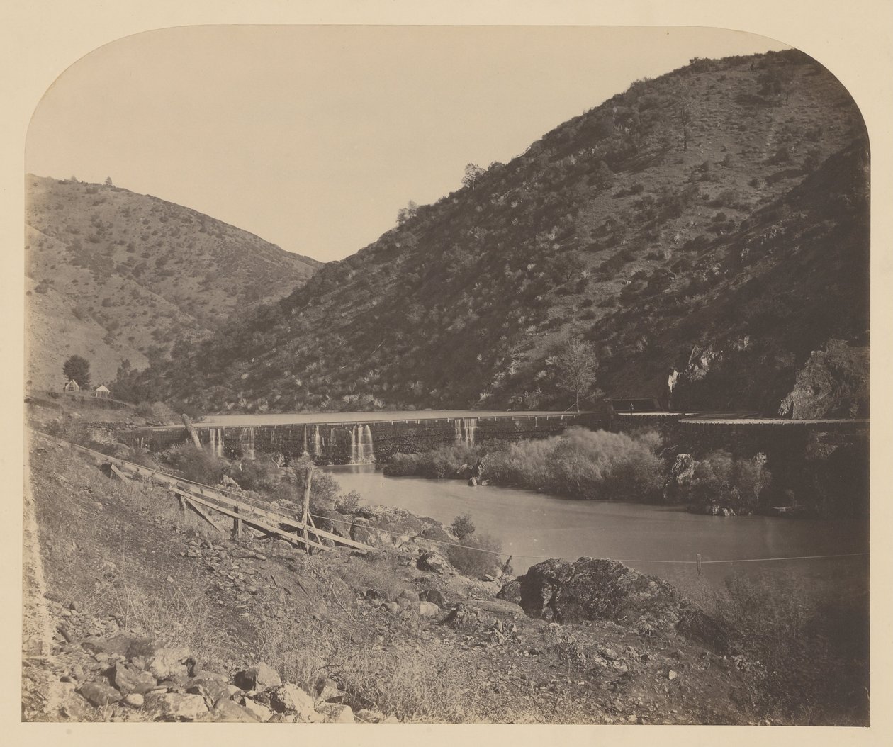 Přehrada Benton, řeka Merced od Carleton E. Watkins