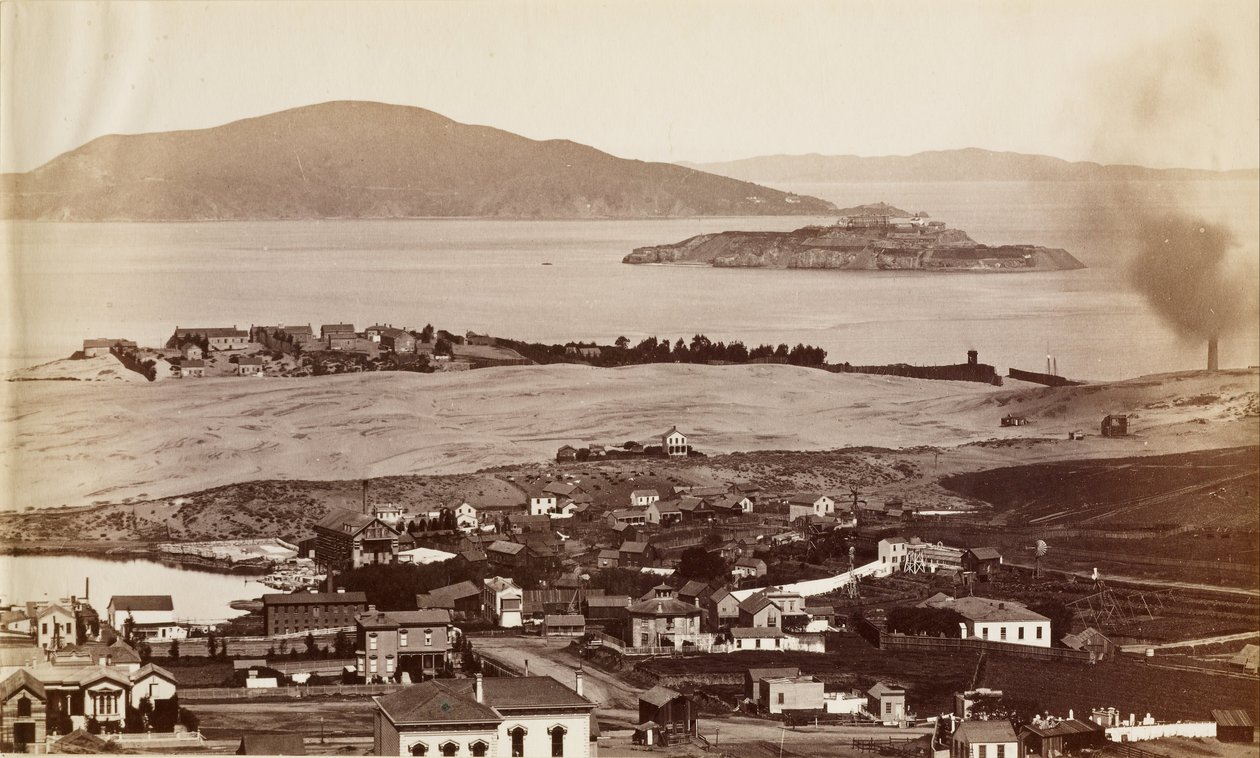Alcatraz & Black Pt. z Russian Hill, S.F. od Carleton Watkins
