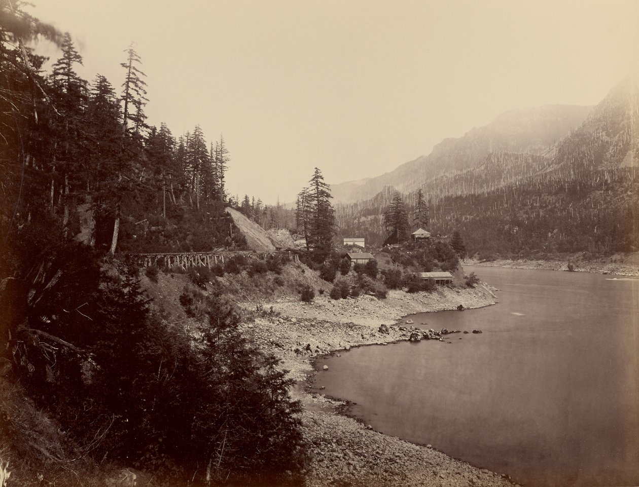 [The Middle Block House, Columbia River] od Carleton Watkins