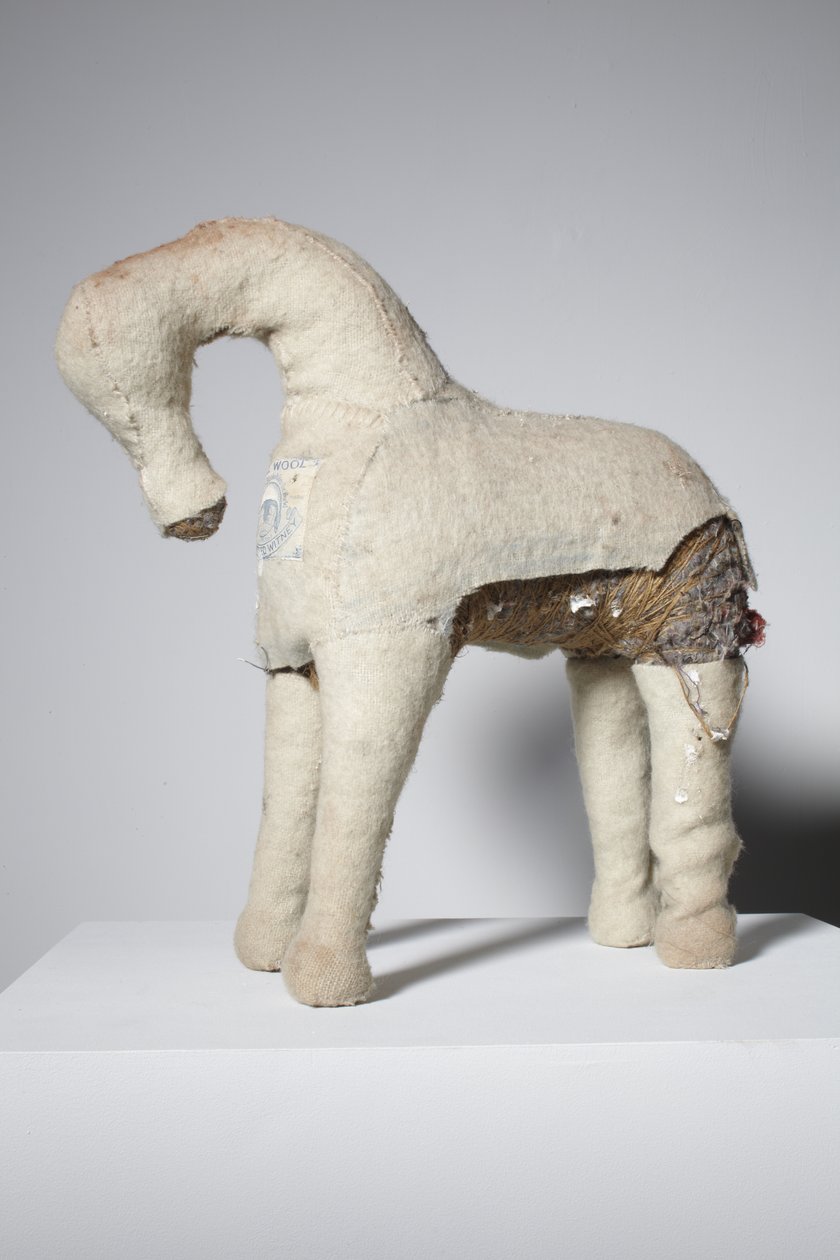 Blank, 2010 (plsť, provázek, vlněná deka) od Cathie Pilkington