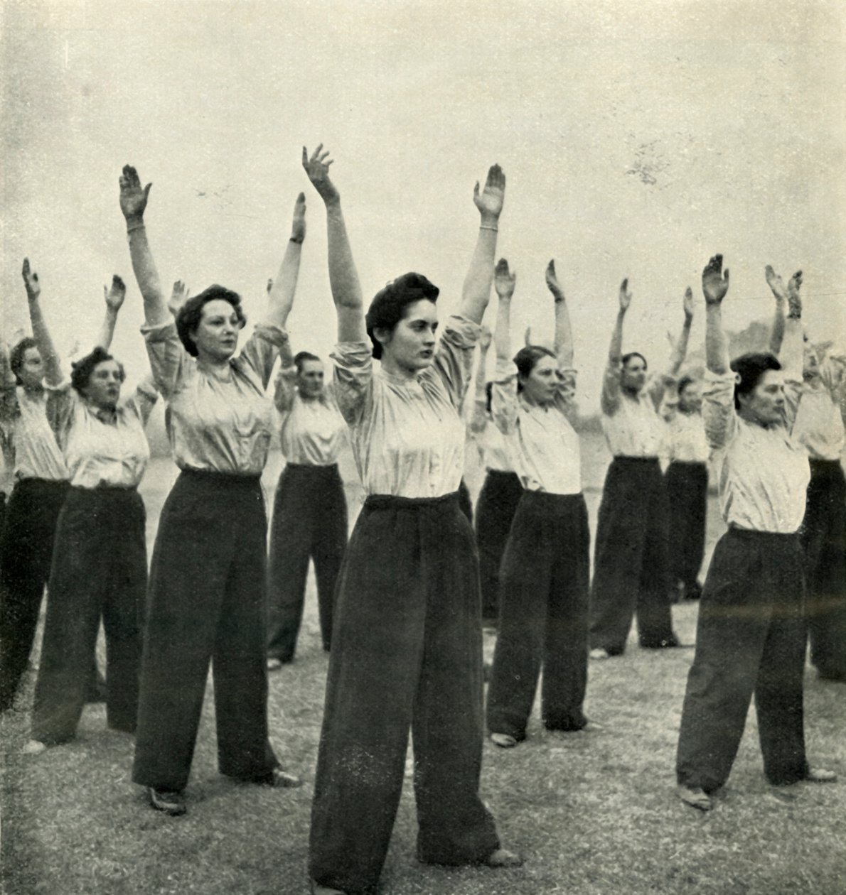 Fyzický trénink v náborovém skladu, c1943. od Cecil Beaton